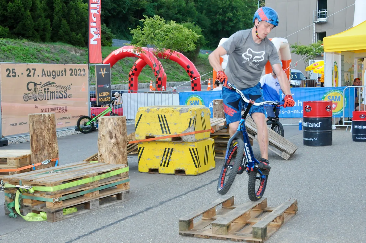 Man sieht Velofahrer, die Stunts vorführen